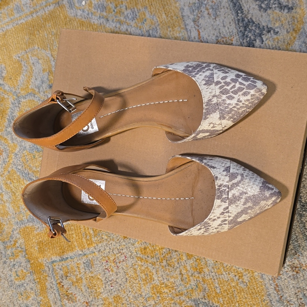 Dolce Vita pointed to snake flats size 9